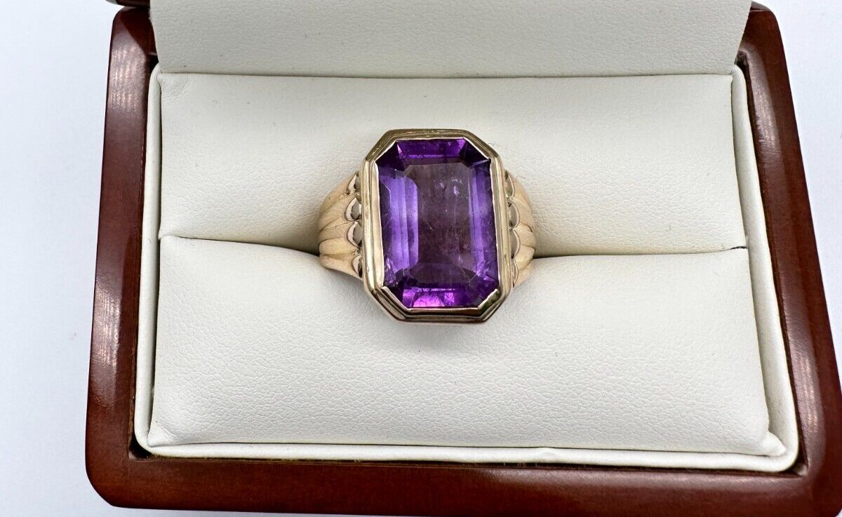 14ct Yellow Gold  Amethyst Signet Men's ring 8.38gm