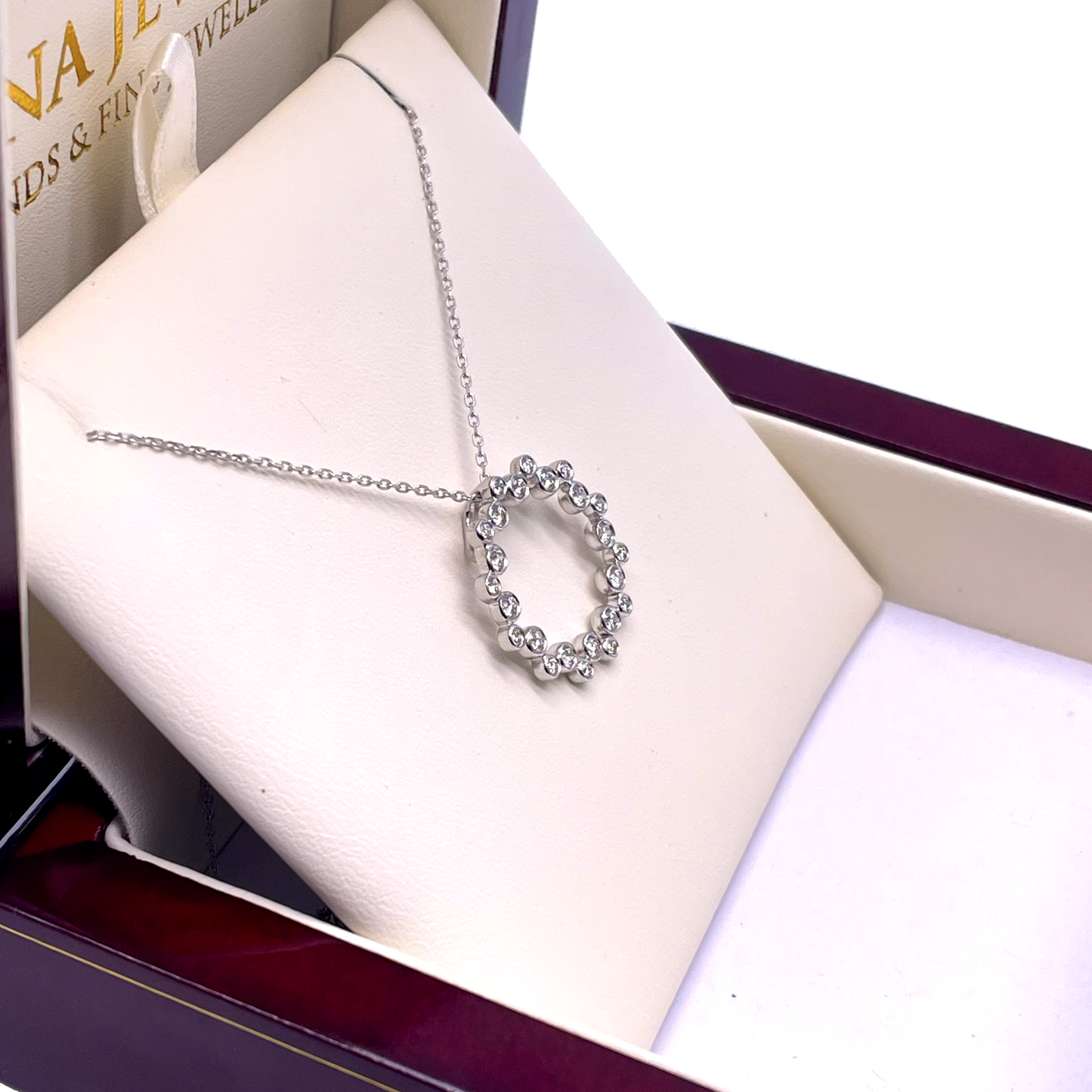 18ct White Gold Bubble/Scatter Circle Diamond Pendant & Chain 16