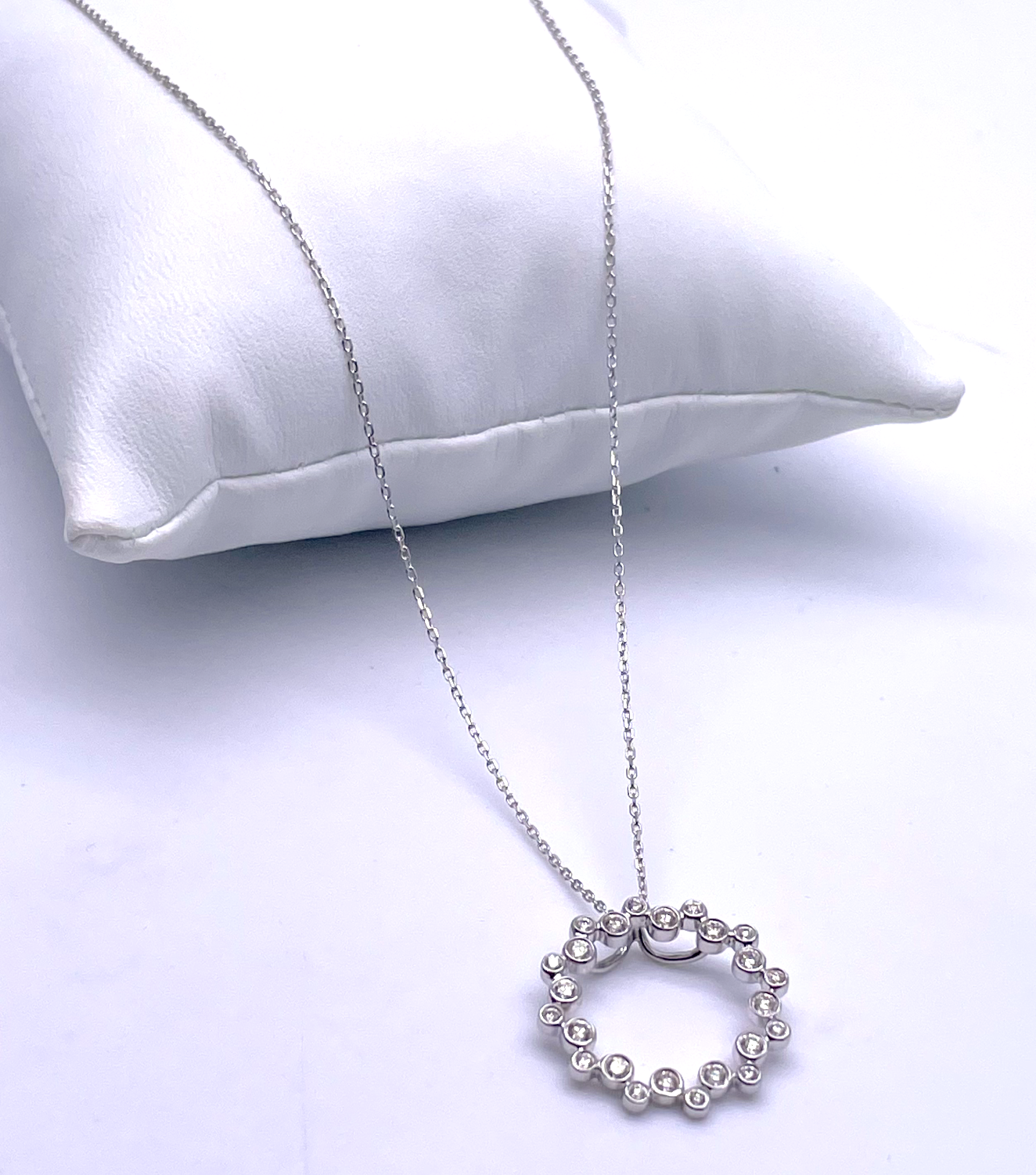 18ct White Gold Bubble/Scatter Circle Diamond Pendant & Chain 16