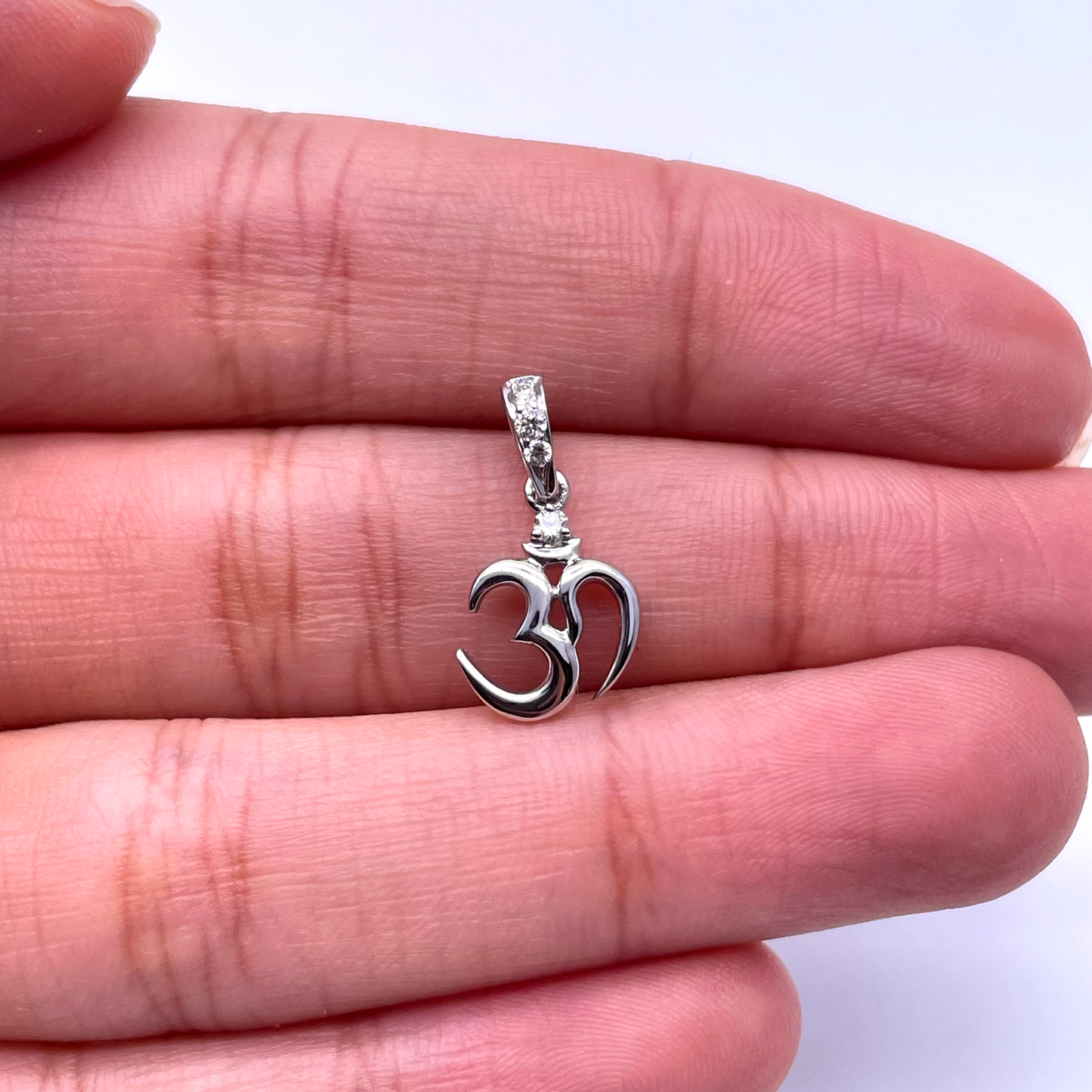 18ct White Gold Diamond Om Pendant 0.06ct, 1gm