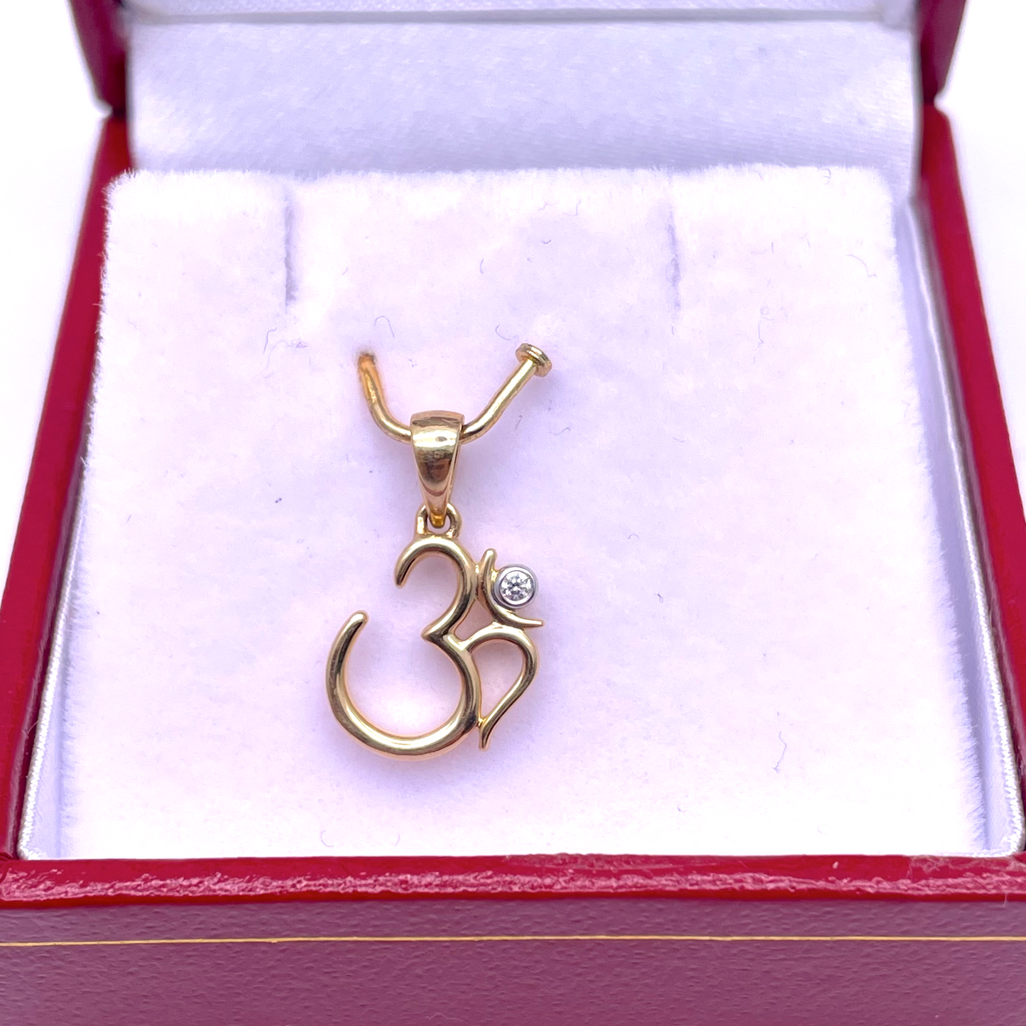 18ct Yellow Gold Diamond Om Pendant 0.01ct