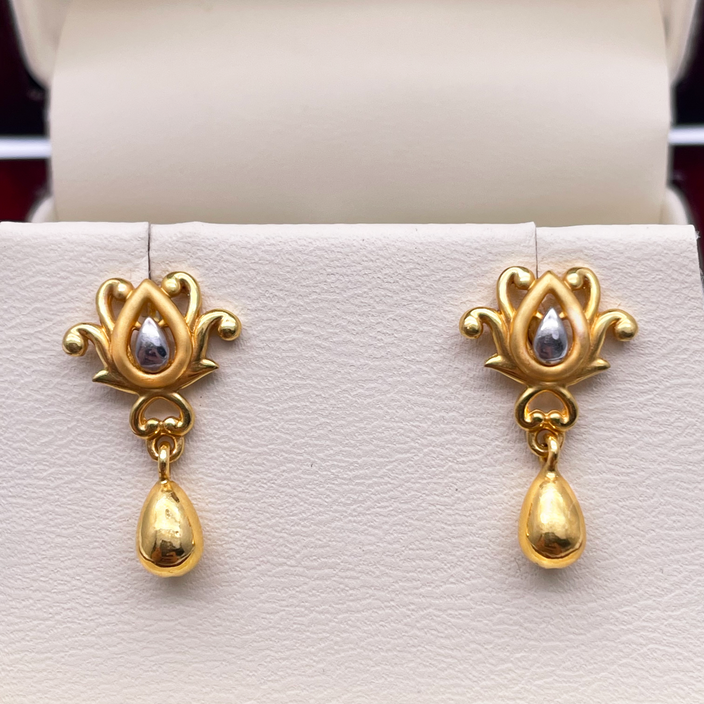 22ct Yellow Gold Ladies Pear Tear Drop Earrings