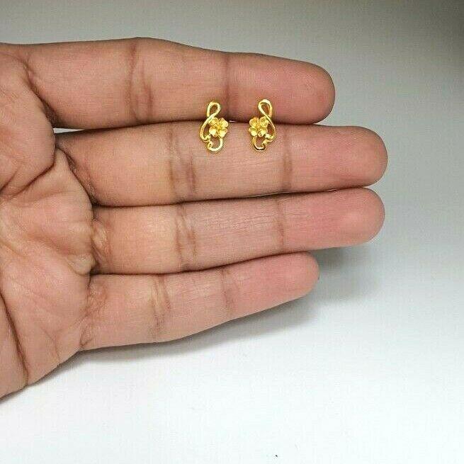 22ct Yellow Gold Flower Design Ladies Stud Earrings 2.1 Grams