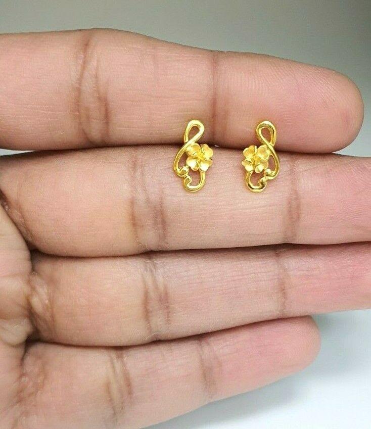 22ct Yellow Gold Flower Design Ladies Stud Earrings 2.1 Grams