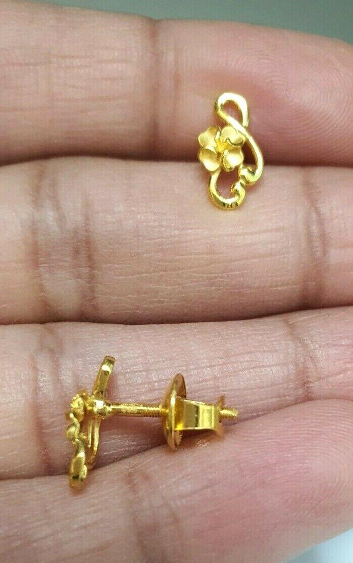 22ct Yellow Gold Flower Design Ladies Stud Earrings 2.1 Grams