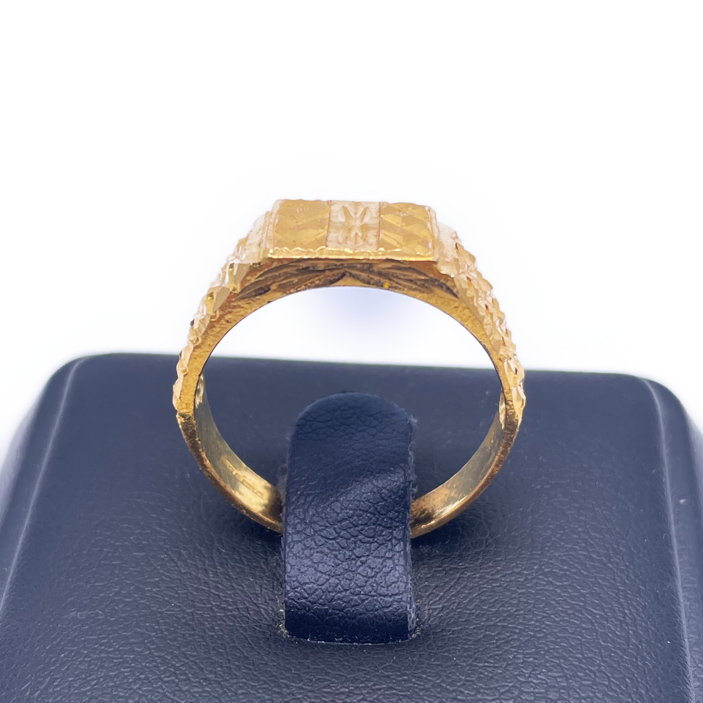 22ct Yellow Gold Diamond Cut Mens Signet Ring Hallmarked