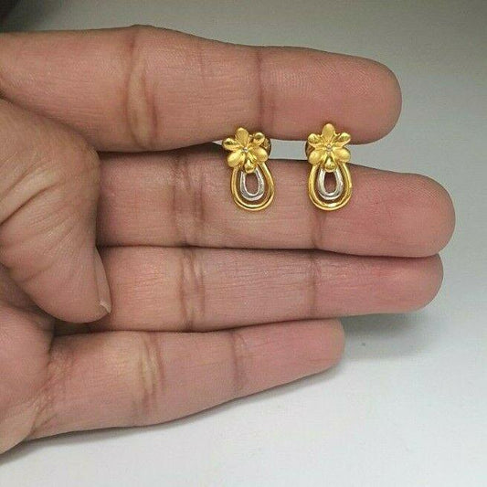 22ct Yellow Gold Flower Design Ladies Stud Earrings 3.1 Grams