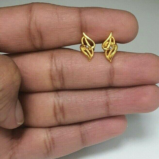 22ct Yellow Gold Flower Design Ladies Stud Earrings 2.1 Grams