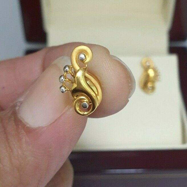 22ct Yellow Gold Flower Design Ladies Stud Earrings 2.6 Grams