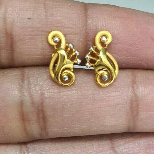 22ct Yellow Gold Flower Design Ladies Stud Earrings 2.6 Grams