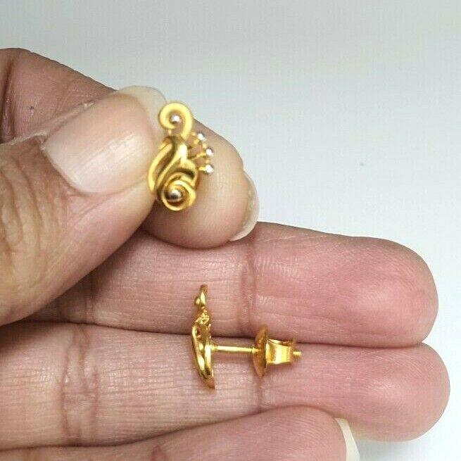 22ct Yellow Gold Flower Design Ladies Stud Earrings 2.6 Grams