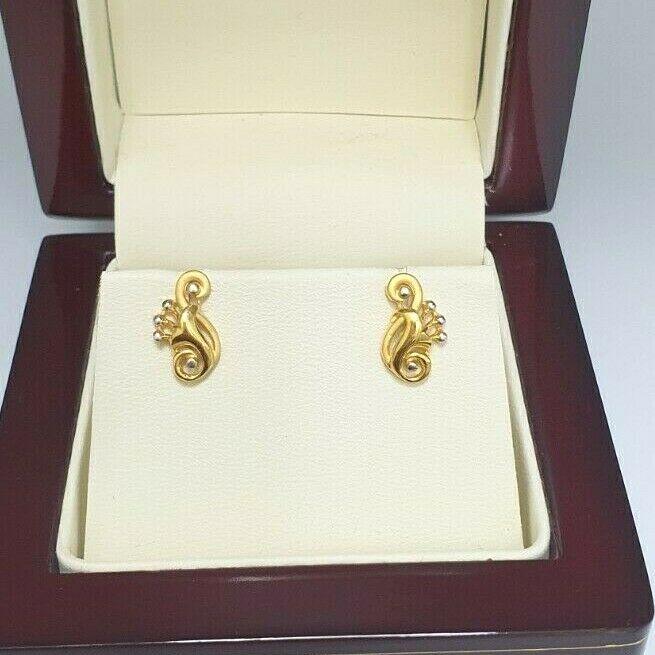 22ct Yellow Gold Flower Design Ladies Stud Earrings 2.6 Grams