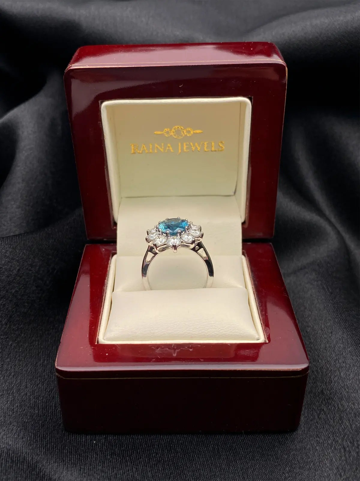 18ct White Gold Natural Blue Sapphire Diamond Oval Cluster Ring